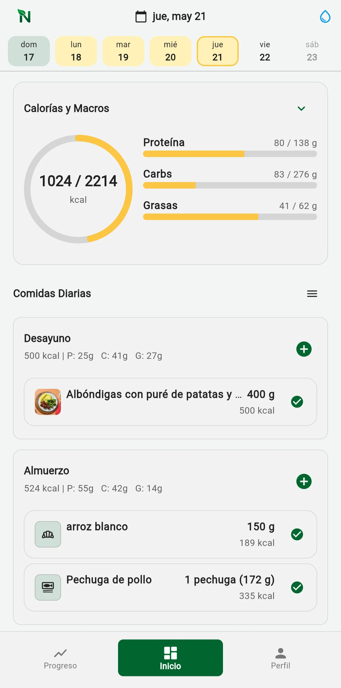 Pantalla del panel diario de NutriTrack mostrando calorías diarias, progreso de macros, comidas y entradas rápidas para añadir alimentos.